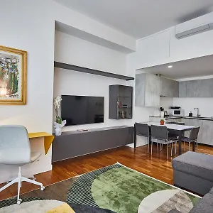 Apartamento Moderno Trilocale Moscova Brera, Milán